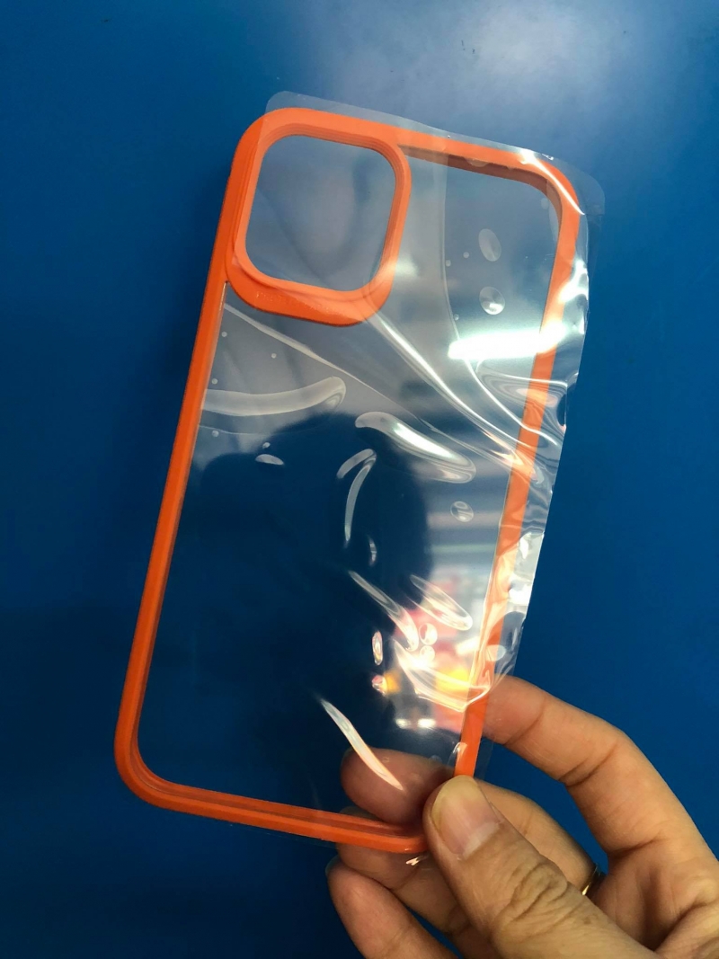 Ốp Lưng iPhone 12 Pro Max Dạng Chống Sốc Viền Vân Lưng Trong Hiệu Likgus được làm từ nhựa lưng cứng Polypropylene kết hợp viền dẻo giúp bảo vệ máy an toàn tuyệt đối.